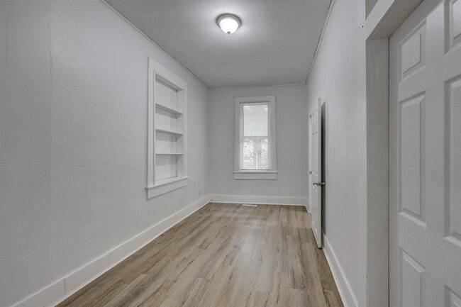 Building Photo - 3016 E 10th St