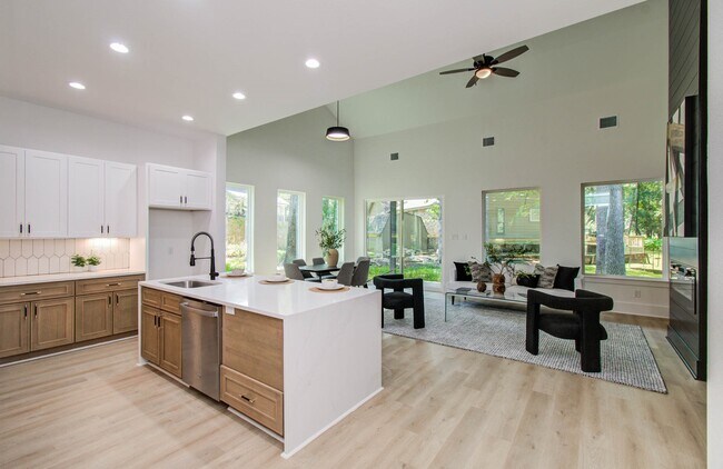 Building Photo - 1802 Rollingwood Dr