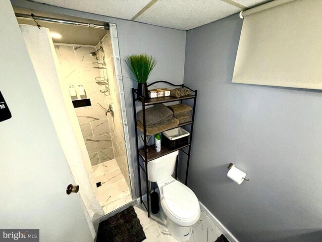 Building Photo - 6525 Kenova St