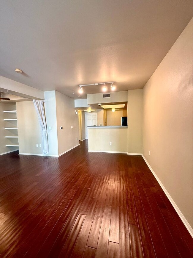 Building Photo - Spacious Bankers Hill Studio | In-Unit Laundry | A/C | Fireplace | Pool & Gym | 6-Month Lease