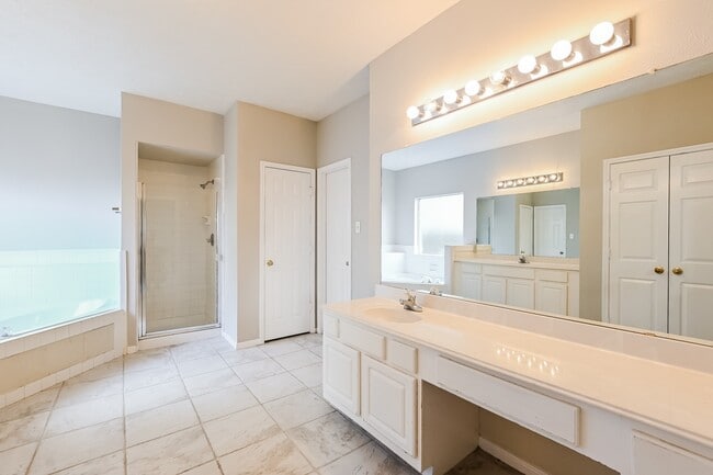 Building Photo - 2634 Vermillion Dr