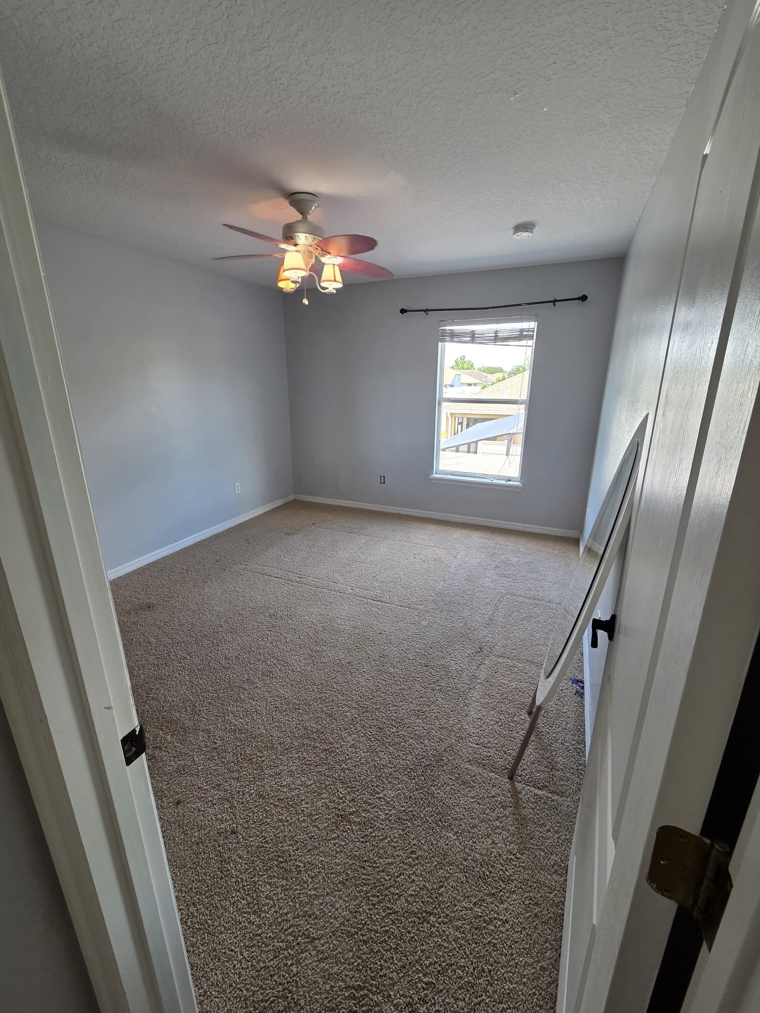 Building Photo - 2105 Woodsedge Dr