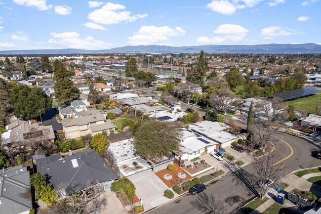 Building Photo - 729 Stendhal Ln