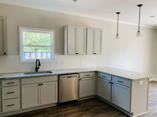 Building Photo - 106B Elm St