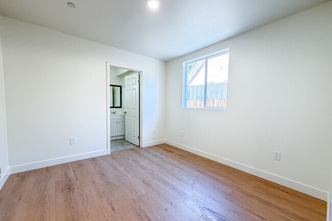 Building Photo - 423 E 31st St