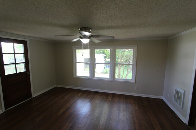 Building Photo - 3915 Foster Dr