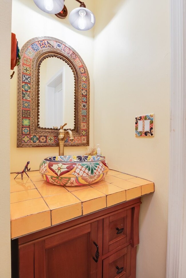 Building Photo - Unbeatable Family Home in the City w/ Park...