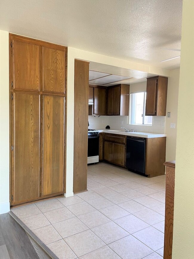 Building Photo - Open and Spacious 2 Bedroom, 1 Bathroom Apartment in San Pedro