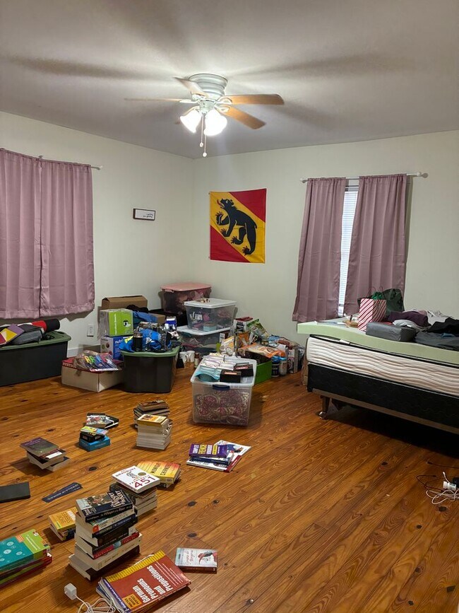 Building Photo - 3 Bedroom home near downtown and campus.