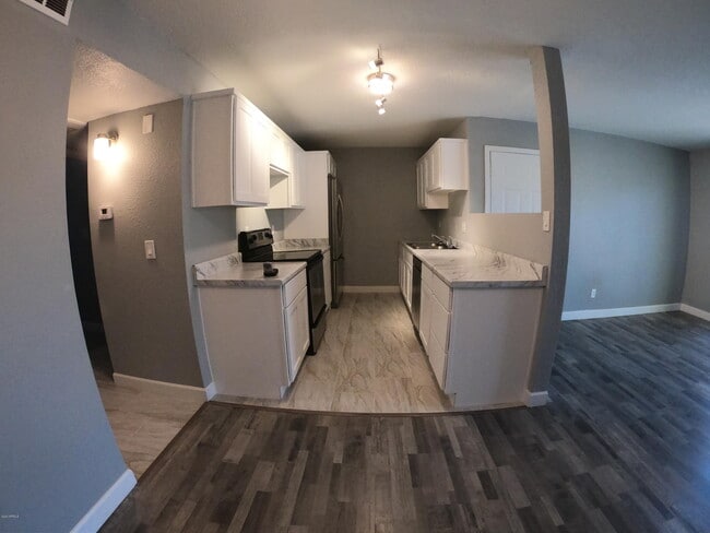 Building Photo - 2121 W Royal Palm Rd