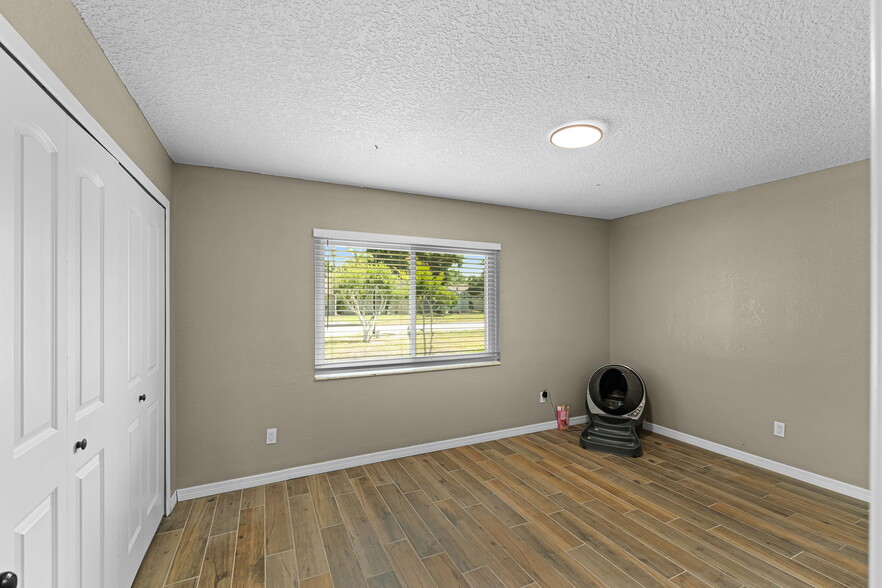 Building Photo - 485 Lakeshore Dr
