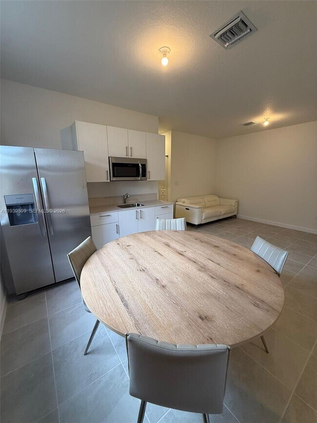 Building Photo - 2832 SE 23rd Ave