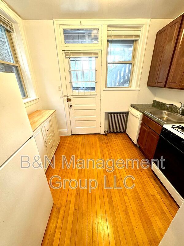Building Photo - 4895 N Hermitage Ave