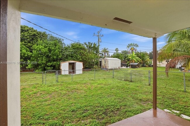 Building Photo - 6111 SW 39th Ct