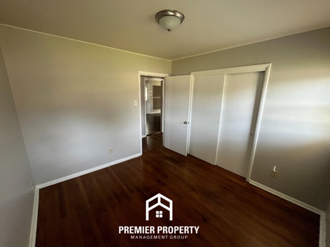 Building Photo - 242 Sullivan Dr