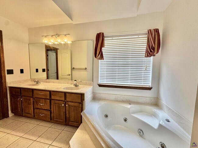 Building Photo - 1127 Alderly Ln