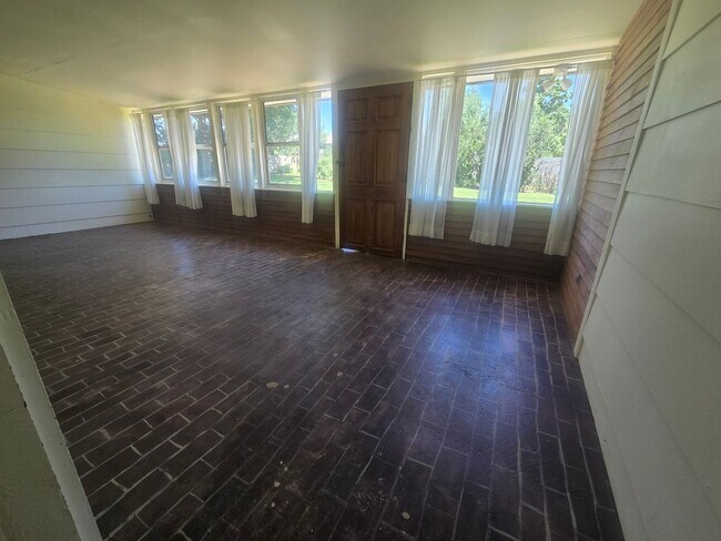 Building Photo - Rural 3 Bedroom Home in Fort Collins with Attached Garage and HUGE Yard Now Available! NO HOA!