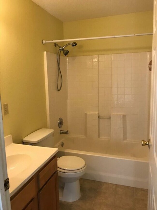 Building Photo - 3 bed 2 bath home