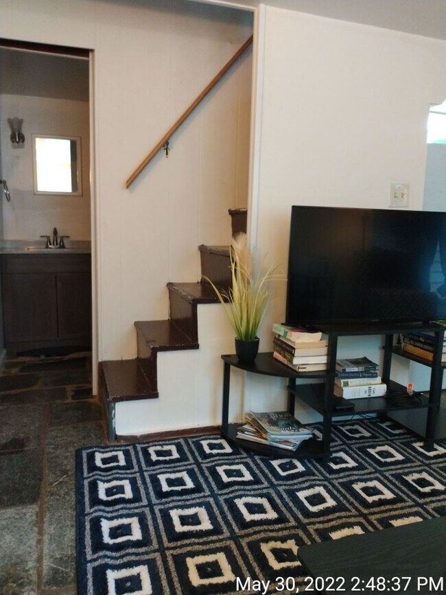 Building Photo - Backs up to the UVA south lawn section of campus 1 bdrm  1 bath 514 Valley Rd B Fully Furnished I...