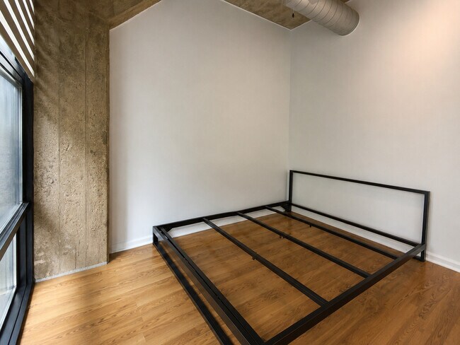 Building Photo - 1070 W 15th St