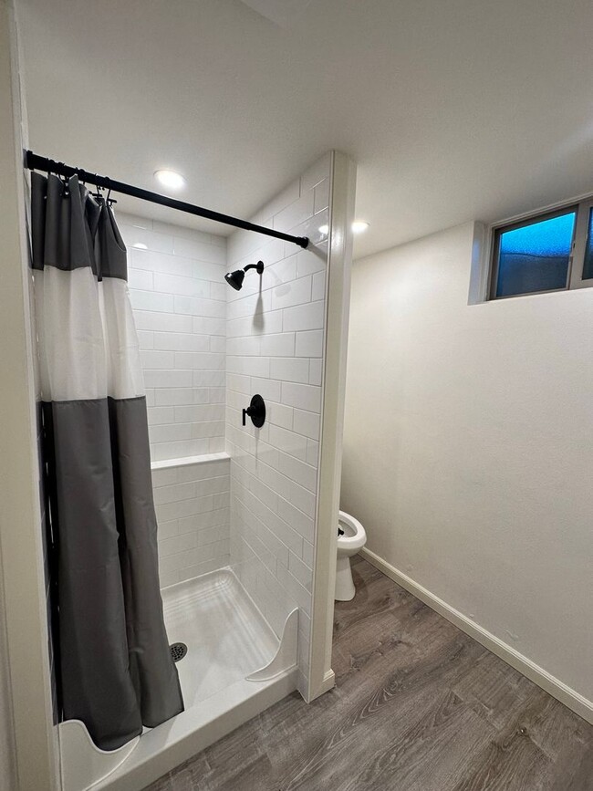 Building Photo - Large 4 Bed, 2 Bath House Available For Rent*