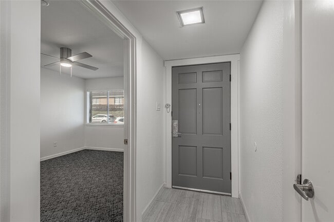 Building Photo - 1805 Ave Q