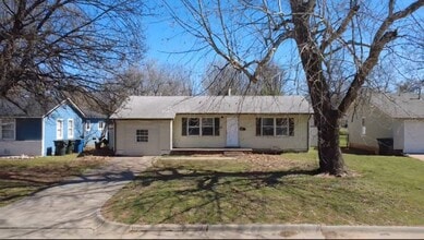 Building Photo - Charming 4 Bedroom House!