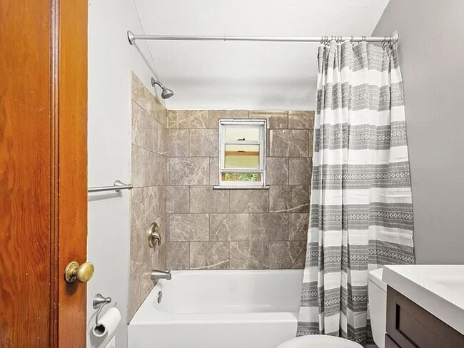 Building Photo - AVAILABLE 6/1! CONVENIENTLY LOCATED 2 BEDR...