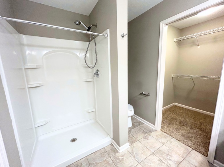 Primary bathroom; double sinks and walk in closet - 711 Newport Pl