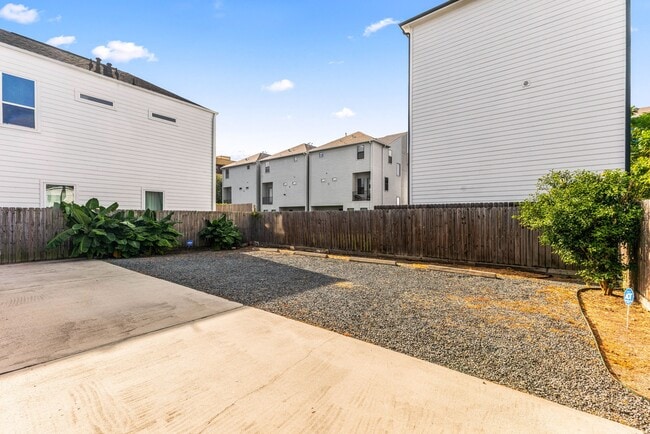 Building Photo - 2116 Live Oak St