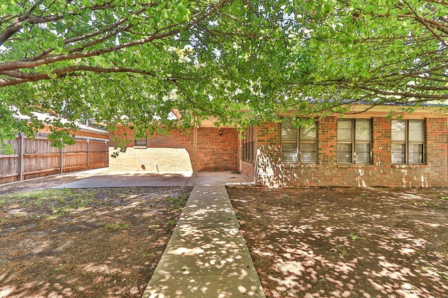Building Photo - 2 Large Living areas! Approximately 2100 S...