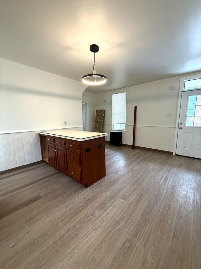 Building Photo - 704 W Main St