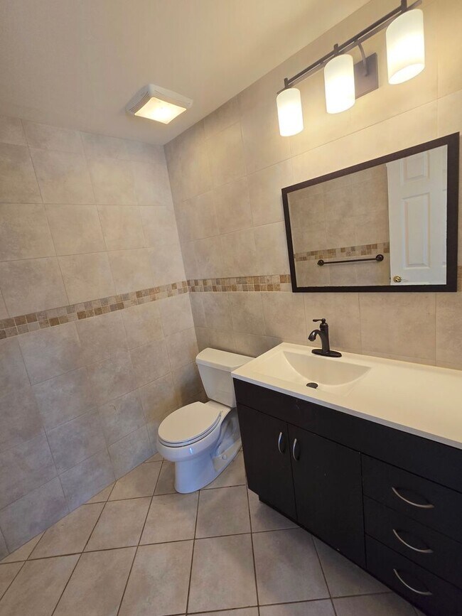 Building Photo - Spacious, freshly painted end-unit townhou...