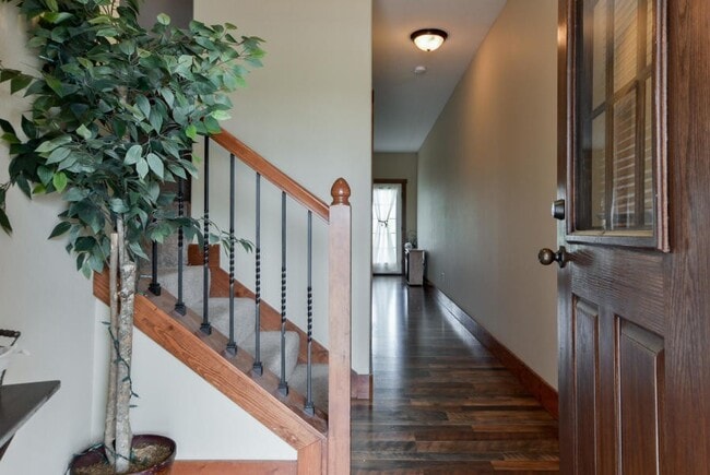 Building Photo - Beautiful 3 Bedroom 2.5 bathroom with gara...