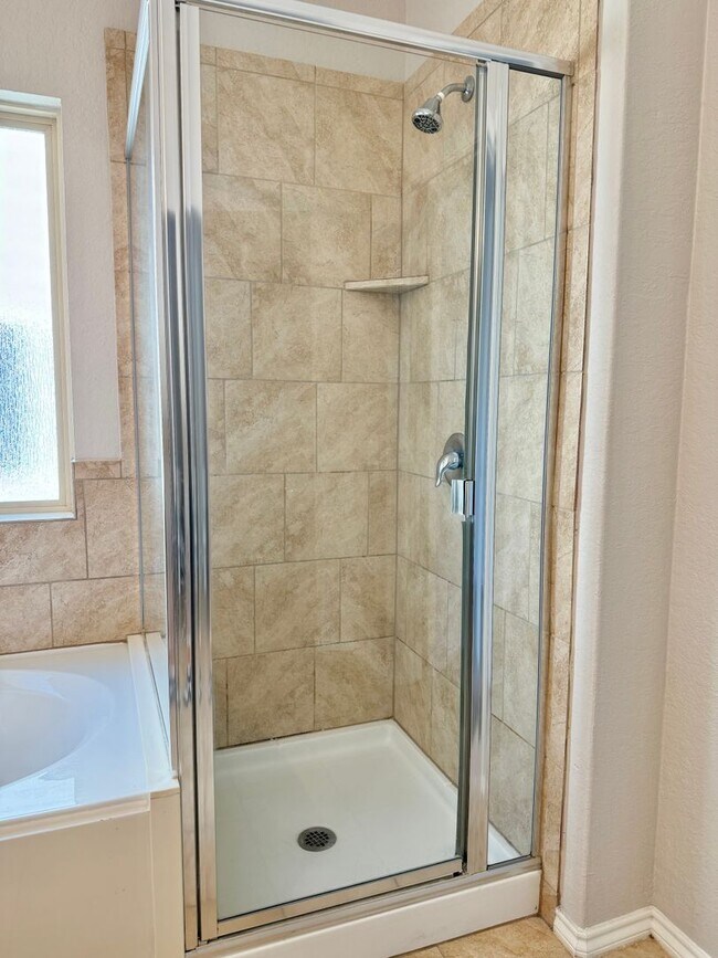 Building Photo - Northeast Crossing Neighborhood. Close to ...