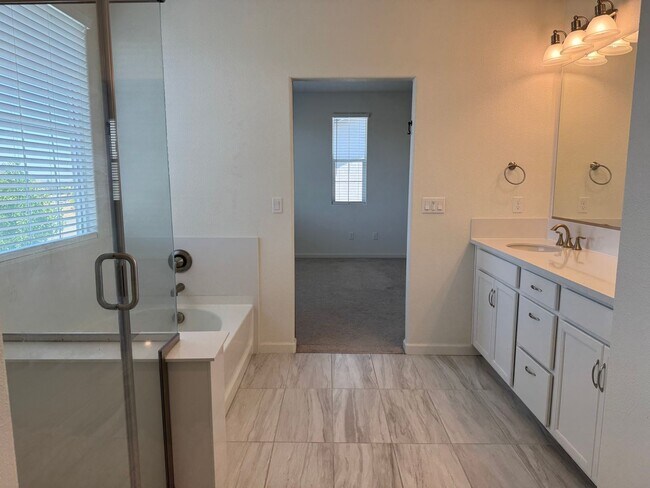 Building Photo - Beautiful 5 Bedroom, 3 Bathroom, 2800 Sqft...