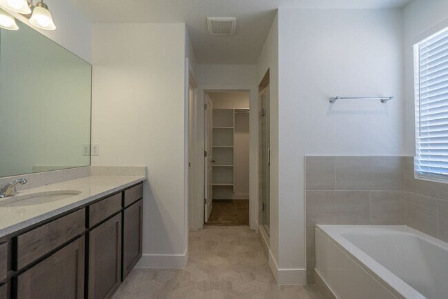 Building Photo - Well Maintained, 3 Bedroom and 2.5 Bathroom Townhome in Desert Color! Internet Included!