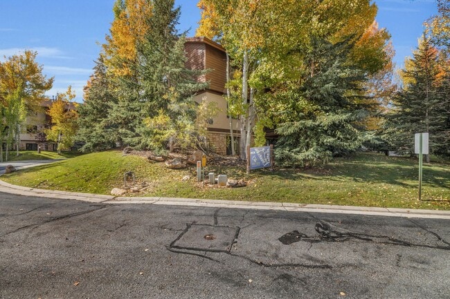 Building Photo - 2 Bed Pinecreek Condo with garage