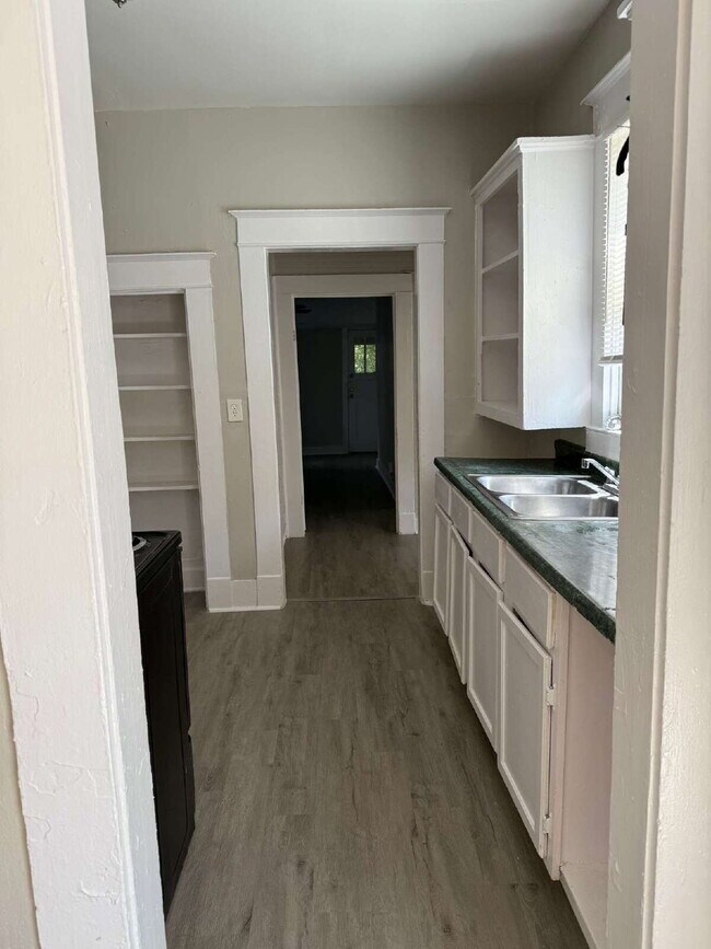 Building Photo - Application Special - Beautiful Two Bed/One Bath Close to the Missions