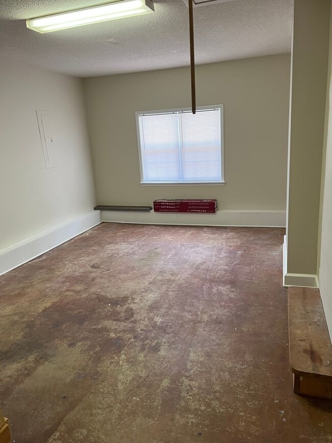 Building Photo - 3 Bedroom, 2 Bath Home