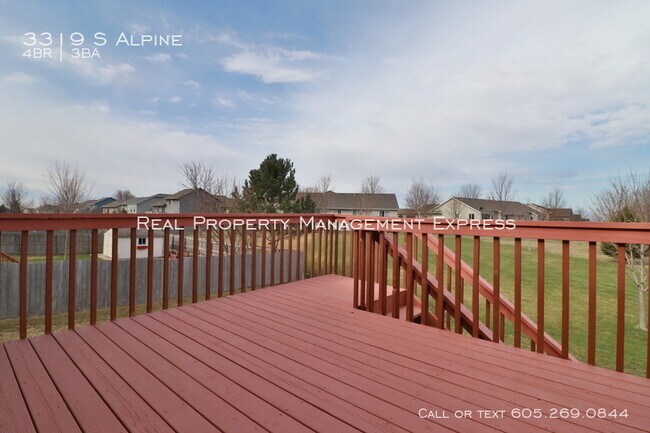 Building Photo - Perfect 4 bedroom 3 bathroom home 2200 sq ft!