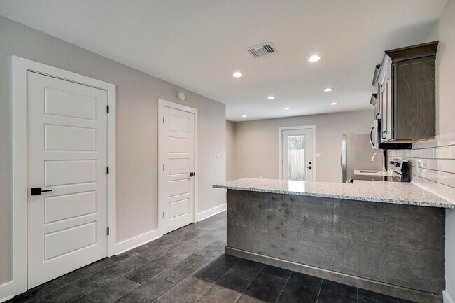 Building Photo - 349-wr