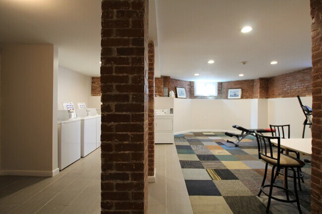 Building Photo - 208 Waterman St