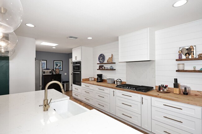 Building Photo - Fully Furnished Remodeled 4 Bedroom / 4 Bathroom Home with spacious back yard & pool in Central P...