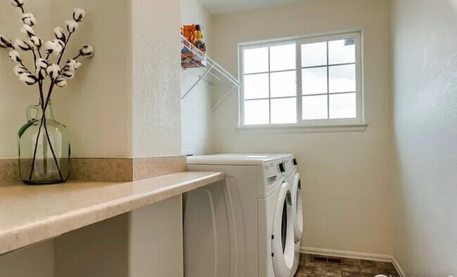 Building Photo - 3454 Godwit Dr