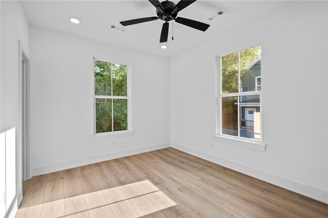 Building Photo - 588 S Willow Ave