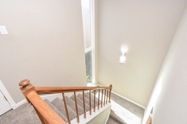 Building Photo - 9400 Doliver Dr