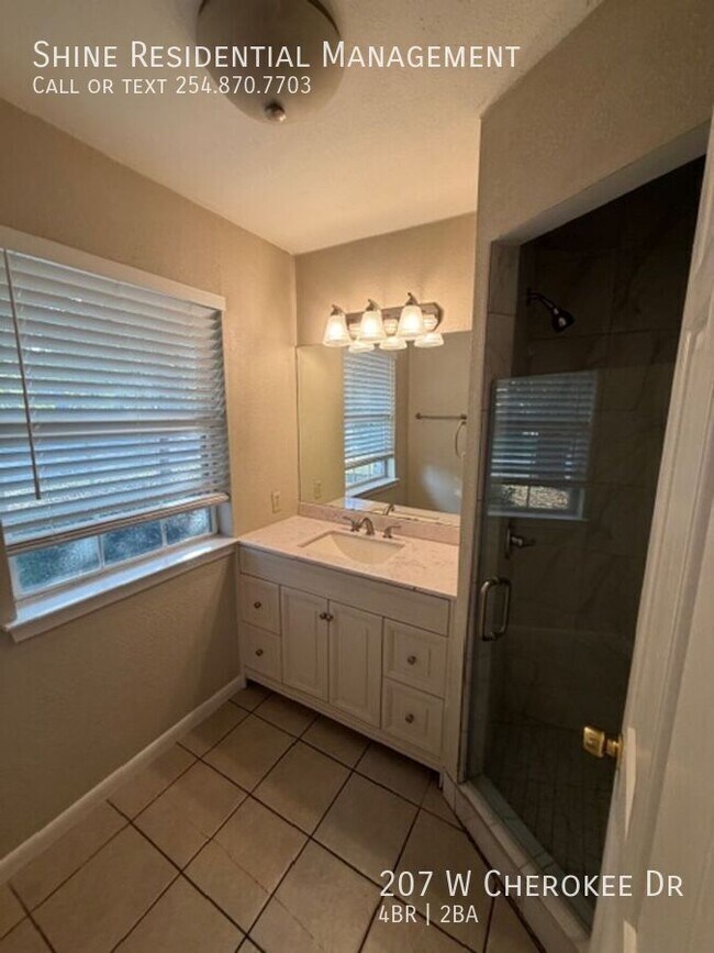 Building Photo - 207 W Cherokee Dr