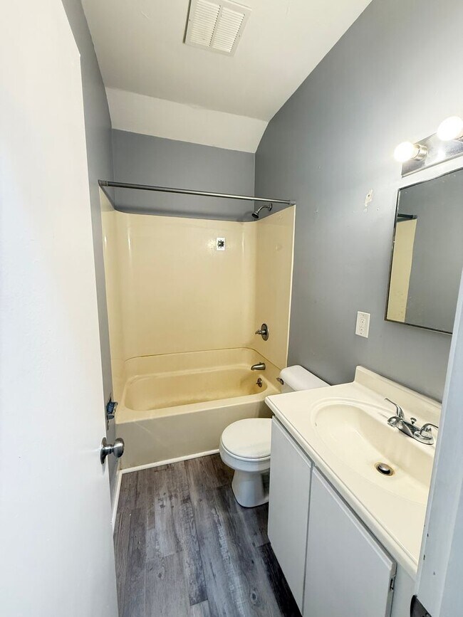 Building Photo - 2 Bedroom 1 Bathroom Townhome