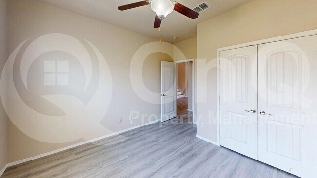 Building Photo - 400 Plum Ct